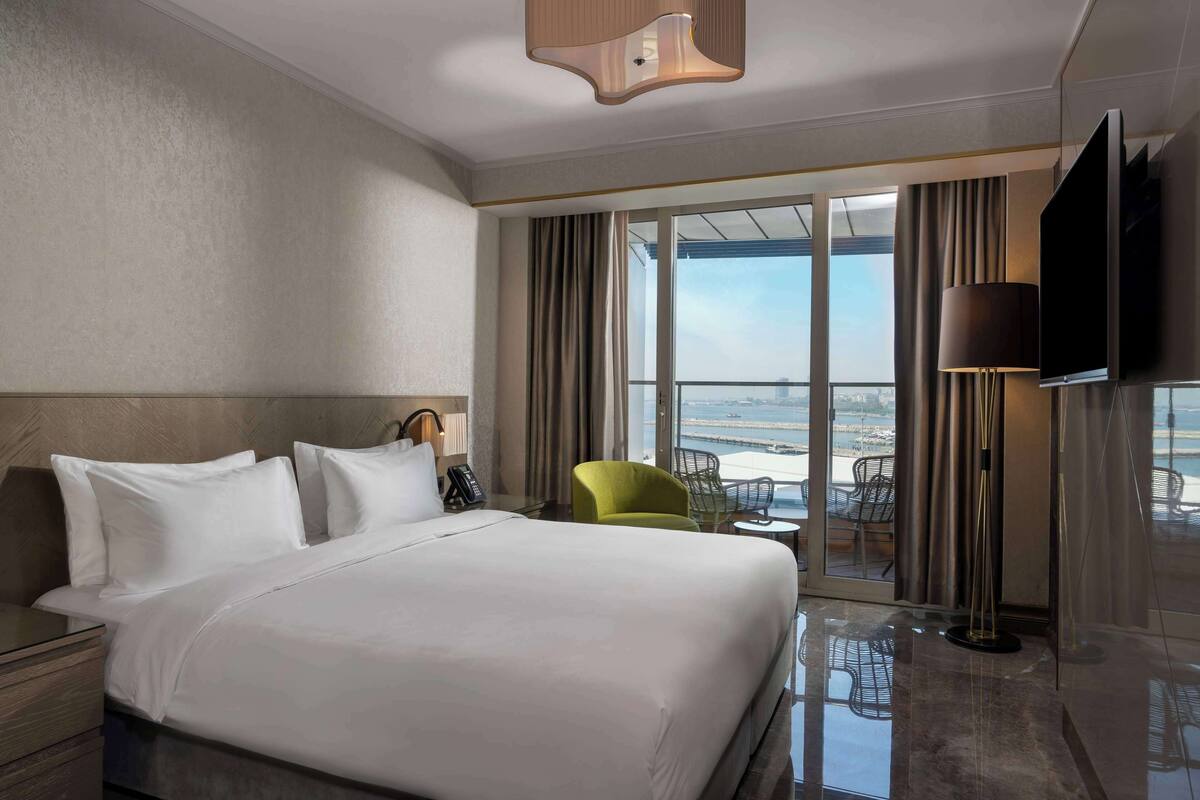 Kuştüyü yorgan, minibar, odada kasa, güneşlik/perde 