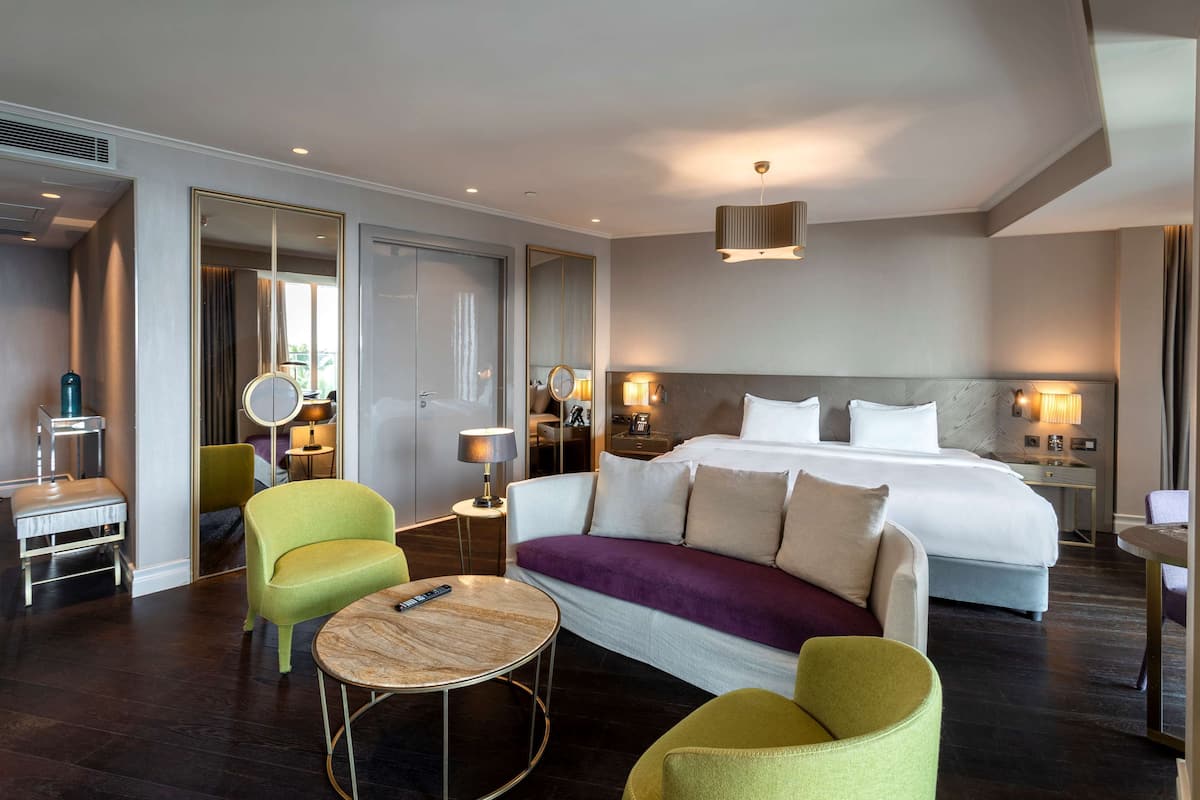 Kuştüyü yorgan, minibar, odada kasa, güneşlik/perde 