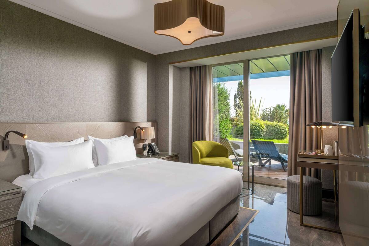 Premium Oda, Balkon, Bahçe Manzaralı | Kuştüyü yorgan, minibar, odada kasa, güneşlik/perde 