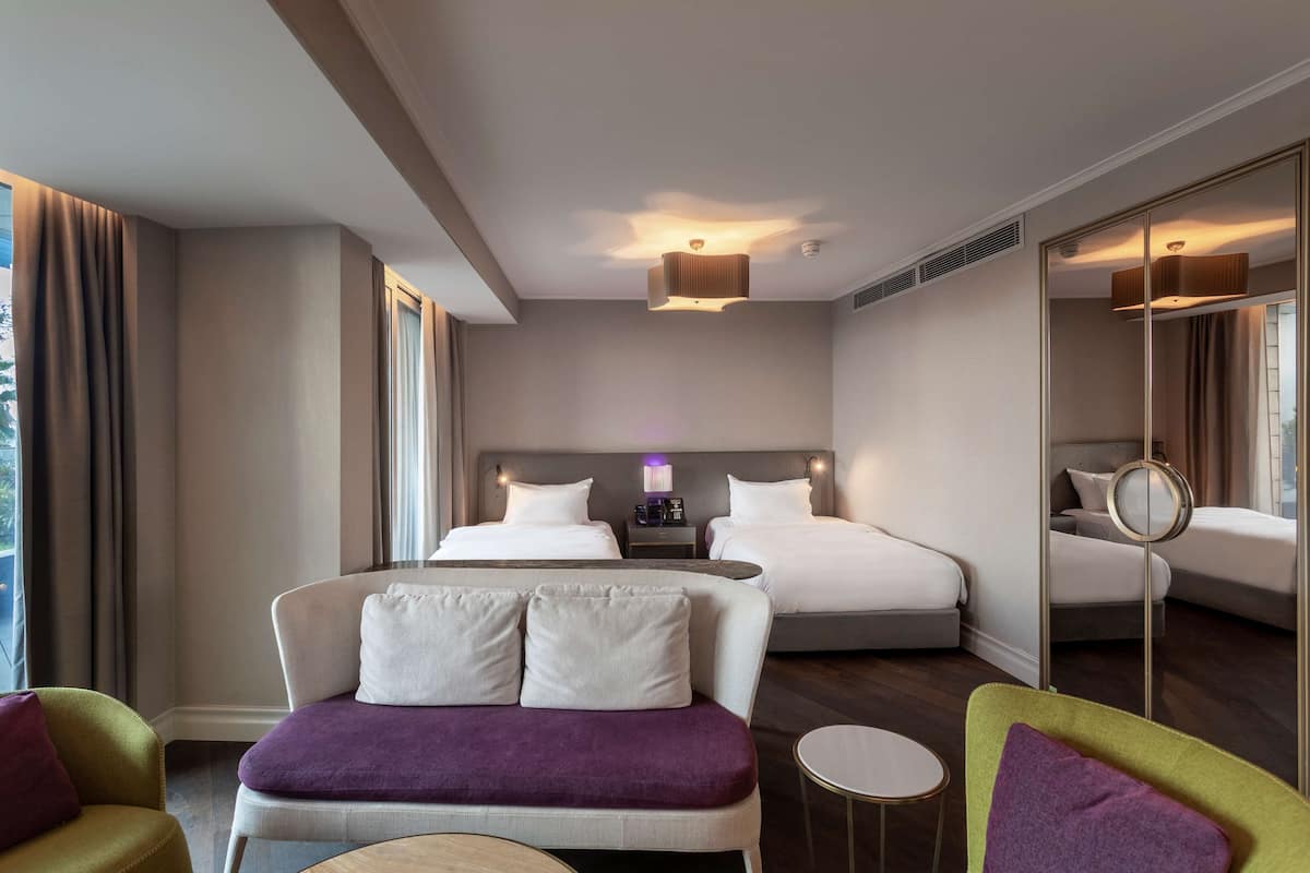 Kuştüyü yorgan, minibar, odada kasa, güneşlik/perde 