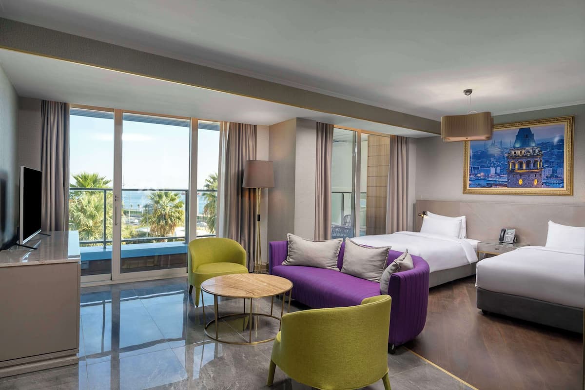 Junior Süit, Balkon, Deniz Manzaralı | Kuştüyü yorgan, minibar, odada kasa, güneşlik/perde 