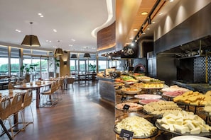 Daily buffet breakfast for a fee - Radisson Blu Hotel Istanbul Ottomare (Istanbul)