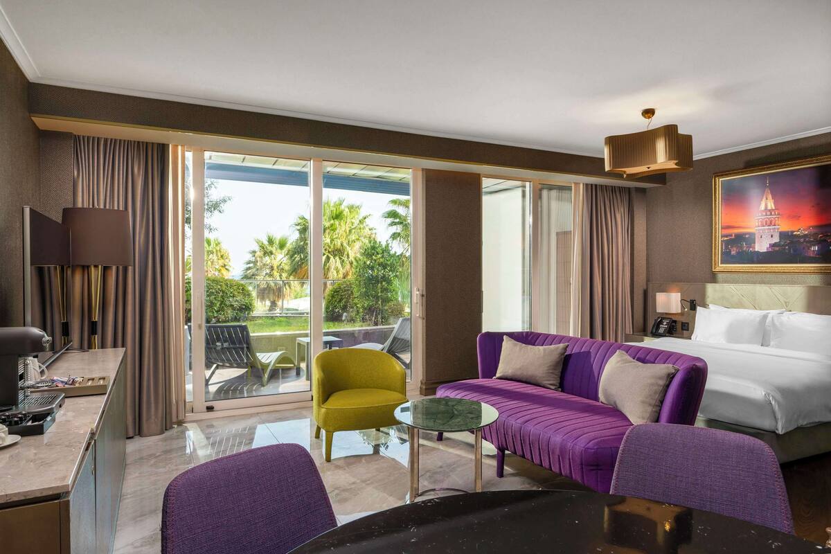 Kuştüyü yorgan, minibar, odada kasa, güneşlik/perde 