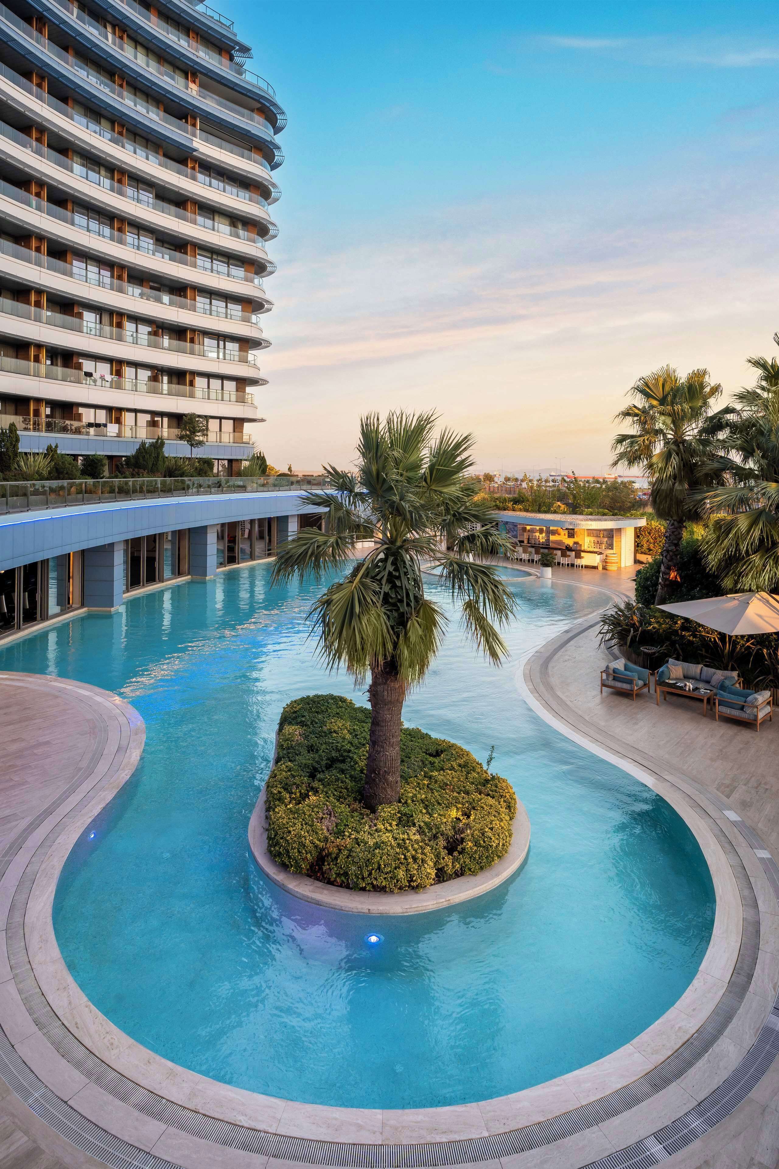 室内游泳池，季节性开放的室外游泳池，09:00 至 22:30 开放, 免费小屋, 池畔遮阳伞