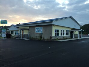 Exterior - Lake Inn and Restaurant (Ebensburg)