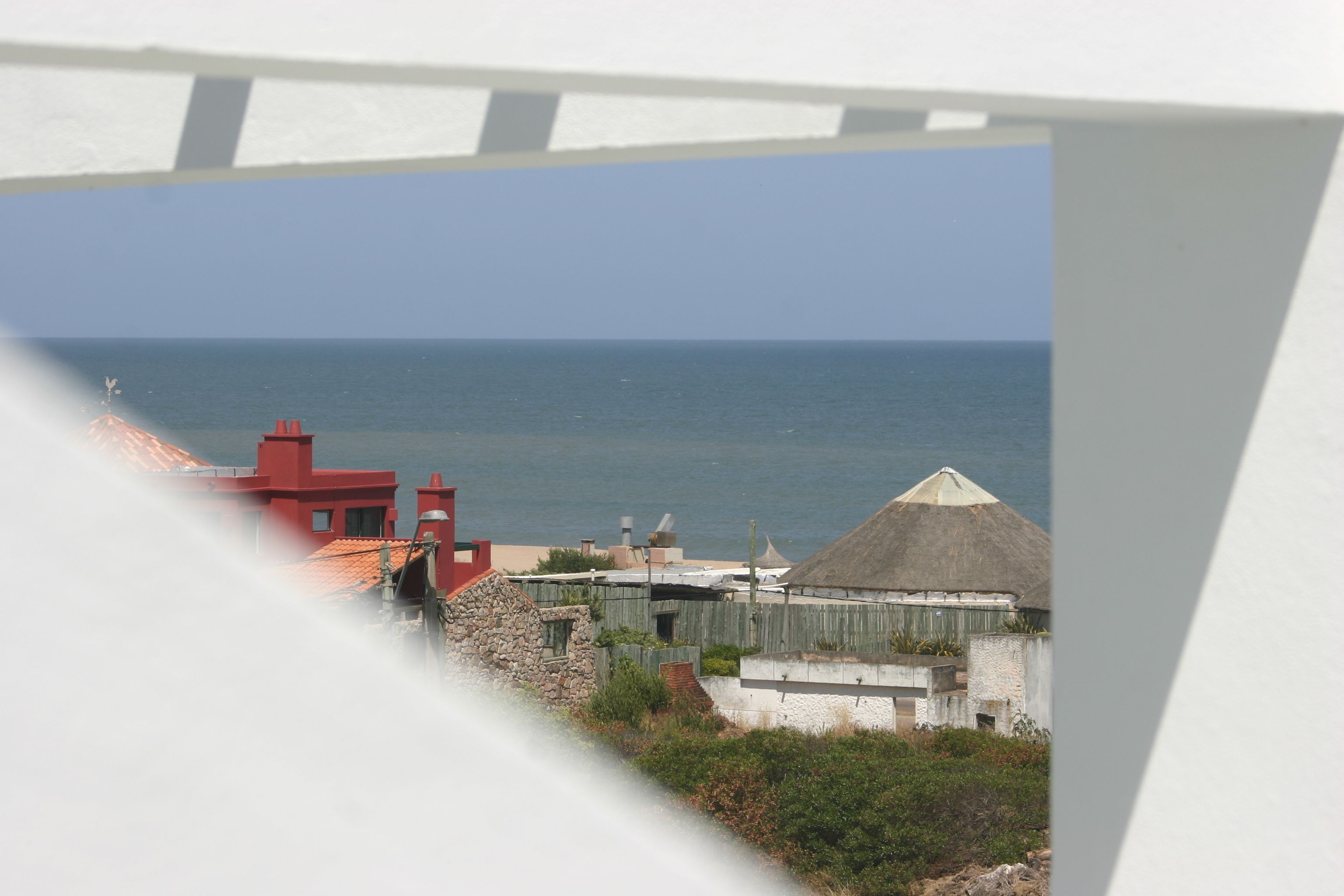 Vista costera con edificios y cielo despejado.