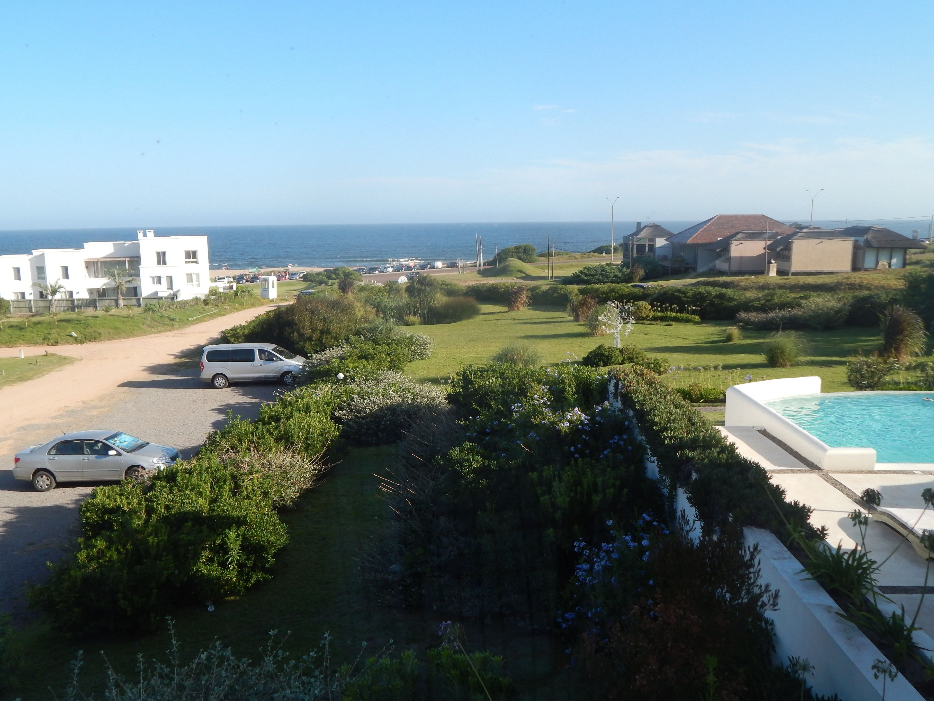 Zona residencial con piscina, campo de golf y vista al mar.