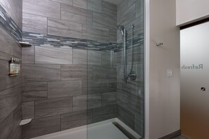 Regadera, amenidades de baño gratuitas, secadora de cabello, toallas 