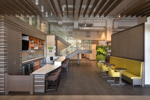 Lobby lounge - EVEN Hotel Omaha Downtown - Old Market by IHG (Omaha)