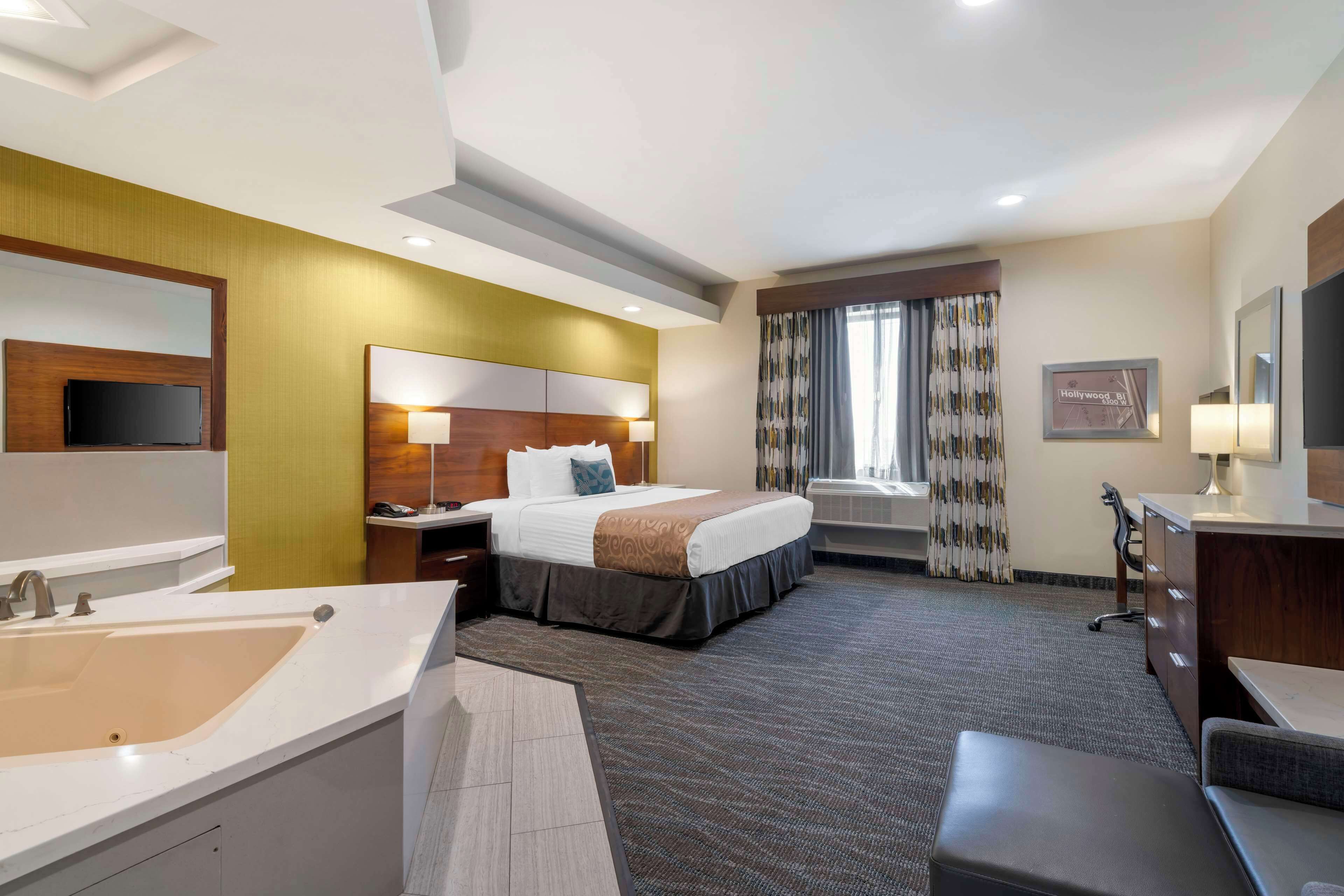 standard room, 1 king bed, non smoking, jetted tub | bathroom | hair dryer, towels