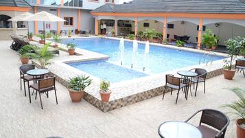 สระว่ายน้ำกลางแจ้ง