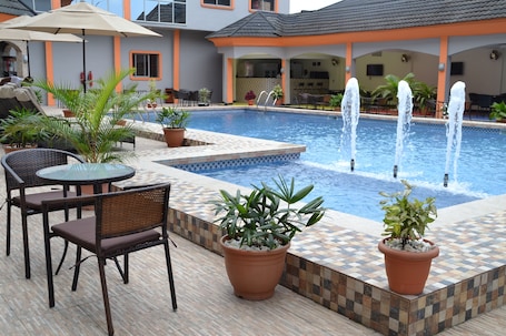 Una piscina al aire libre