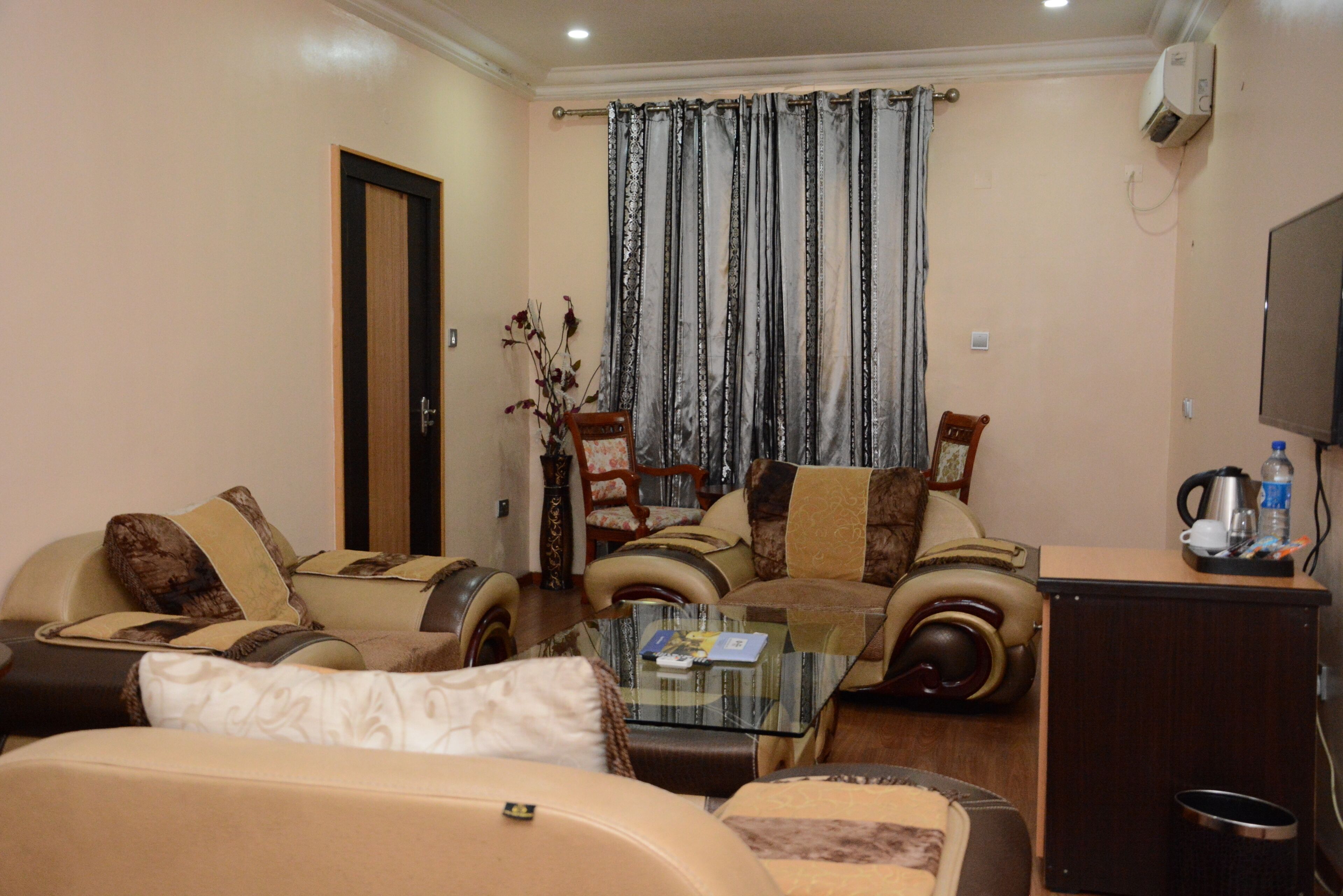 プレジデンシャル スイート | 20 室のベッドルーム、セーフティボックス (室内)、デスク、遮光カーテン