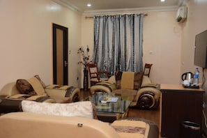 20 habitaciones, caja de seguridad en la habitación y escritorio