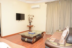 Executive Suite | 20 bedrooms, in-room safe, desk, blackout curtains - Warri Wetland Hotel (Ovwian)
