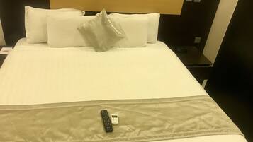 Deluxe Room | 20 bedrooms, in-room safe, desk, blackout drapes