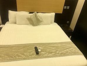 Habitación Deluxe | 20 dormitorios, caja fuerte, escritorio y cortinas opacas