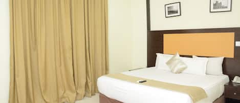 行政客房 | 20 多间卧室、客房内保险箱、办公桌、遮光窗帘