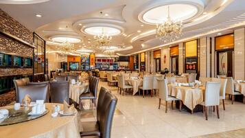 2 restaurants, breakfast, lunch, dinner served; American cuisine