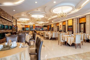 2 restaurantes; se sirve desayuno, almuerzo y cena; cocina americana