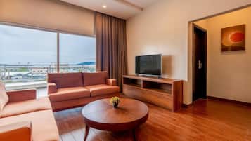 Minibar, caja de seguridad en la habitación y escritorio