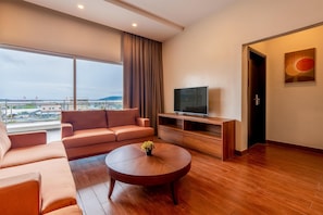 Frigobar, cofres nos quartos, escrivaninha, cortinas blackout