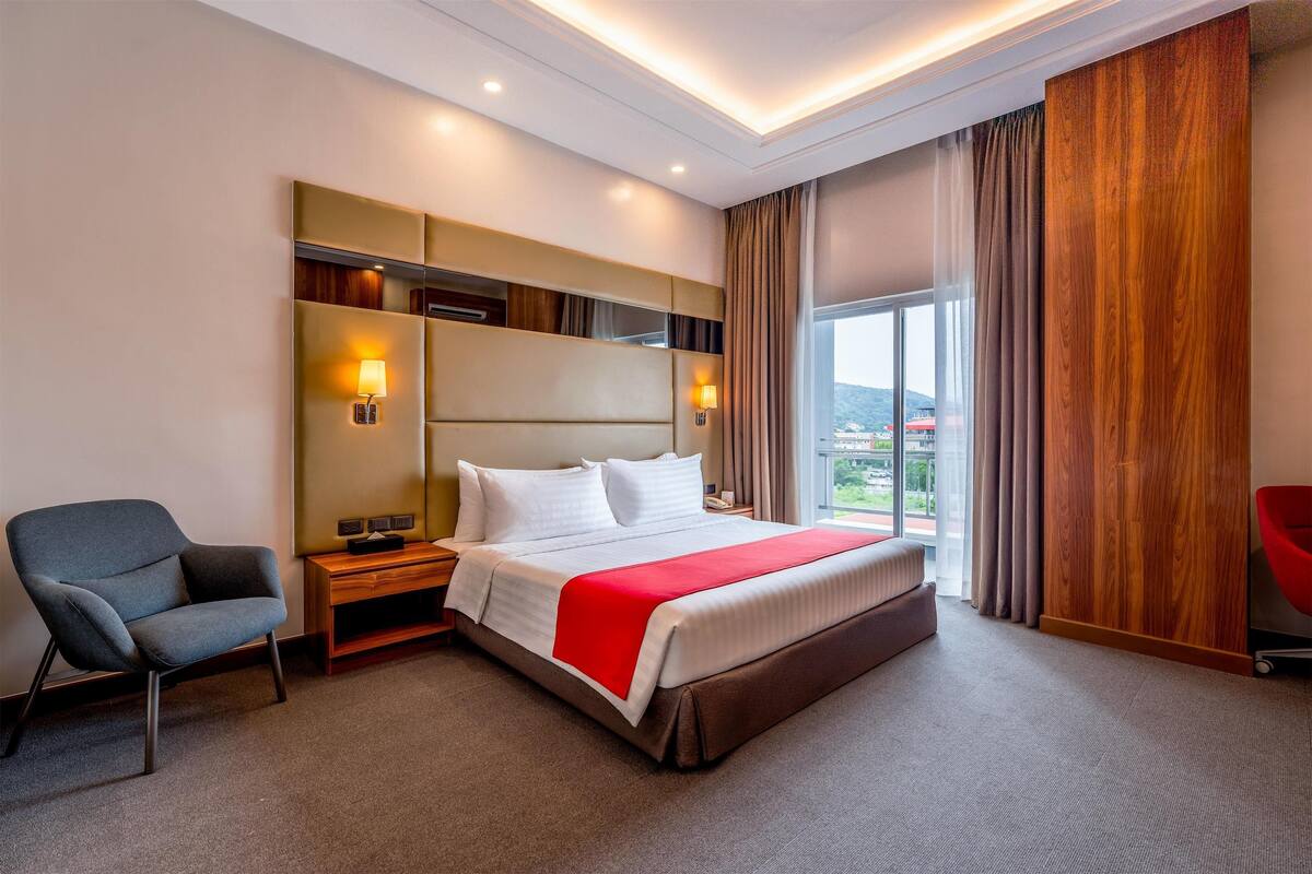 Minibar, in-room safe, desk, iron/ironing board