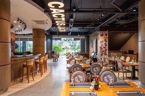 2 restaurants, breakfast, lunch, dinner served; American cuisine