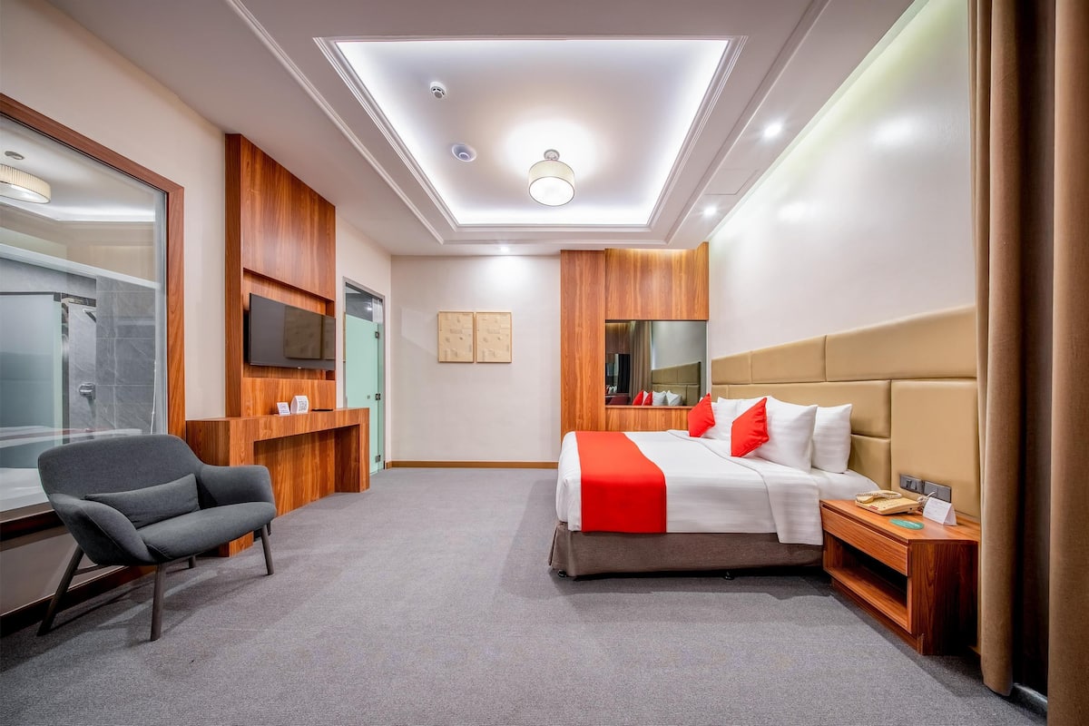 Minibar, in-room safe, desk, iron/ironing board