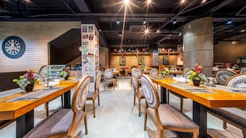 2 间餐厅,供应早餐、午餐和晚餐,美洲菜