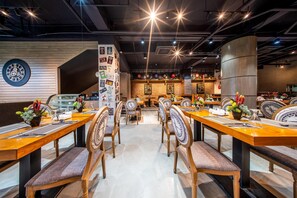 2 restaurants, breakfast, lunch, dinner served; American cuisine