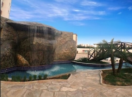 8 Außenpools, Sonnenschirme