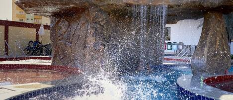 8 من حمّامات السباحة الخارجية، مظلات على حمّام السباحة