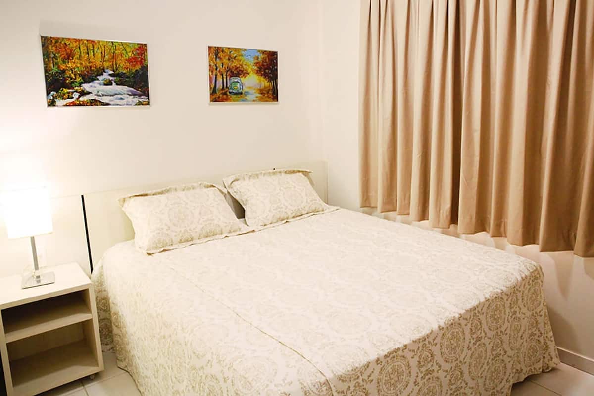 Frigobar, roupa de cama