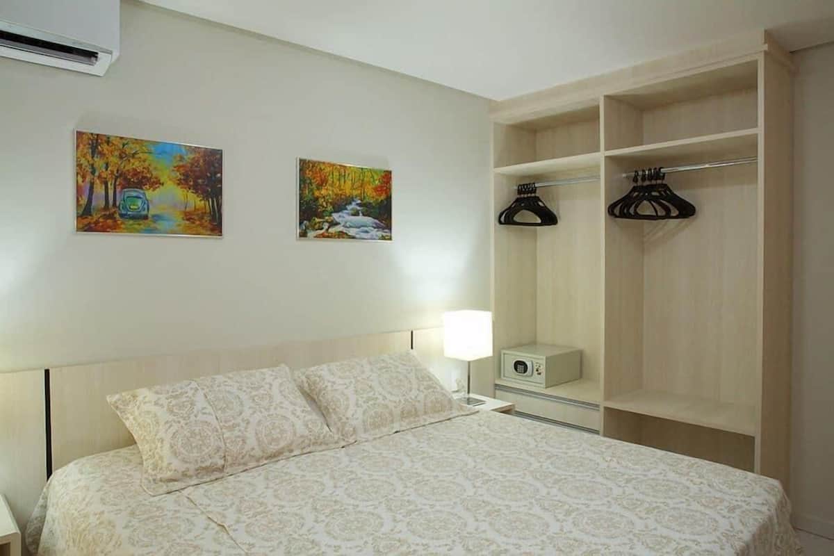 Frigobar, roupa de cama