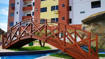8 piscinas externas, guarda-sóis
