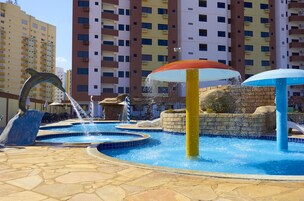 8 piscine all'aperto, ombrelloni da piscina