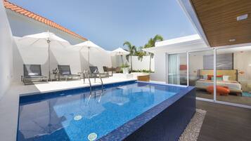 Pool Super Villa | Alberca | 9 albercas al aire libre, sombrillas en la alberca y camastros