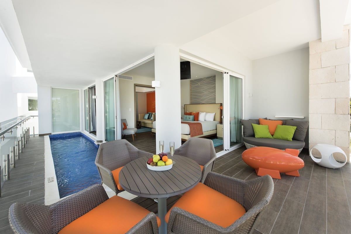 Ein modernes Interieur mit Pool, Sitzgelegenheiten im Freien und einer gemütlichen Wohnbereitschaft.
