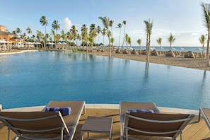 9 buitenzwembaden, parasols bij het zwembad en ligstoelen