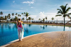 9 outdoor pools, pool umbrellas, pool loungers