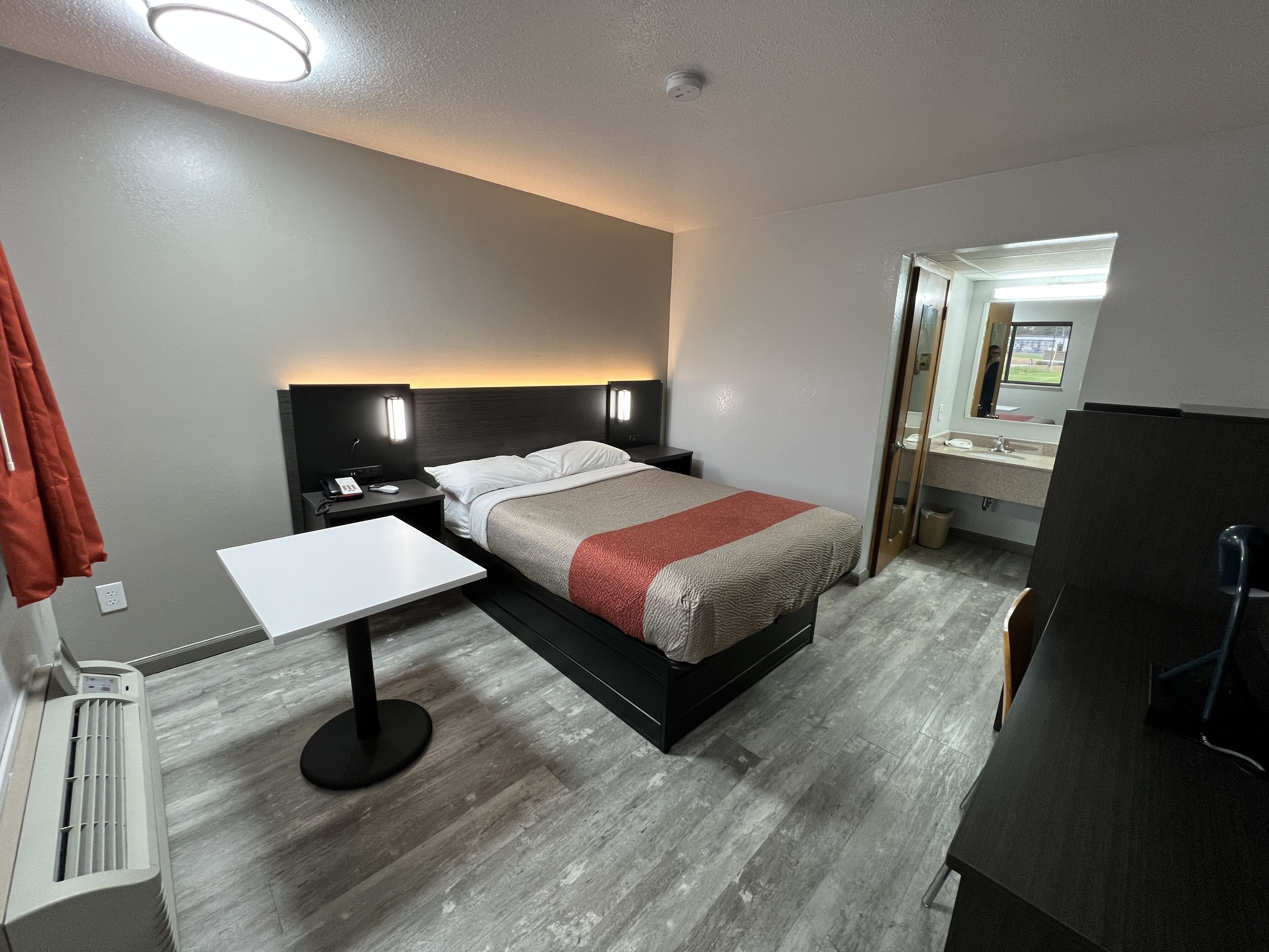 Blackout curtains, free WiFi, bed sheets