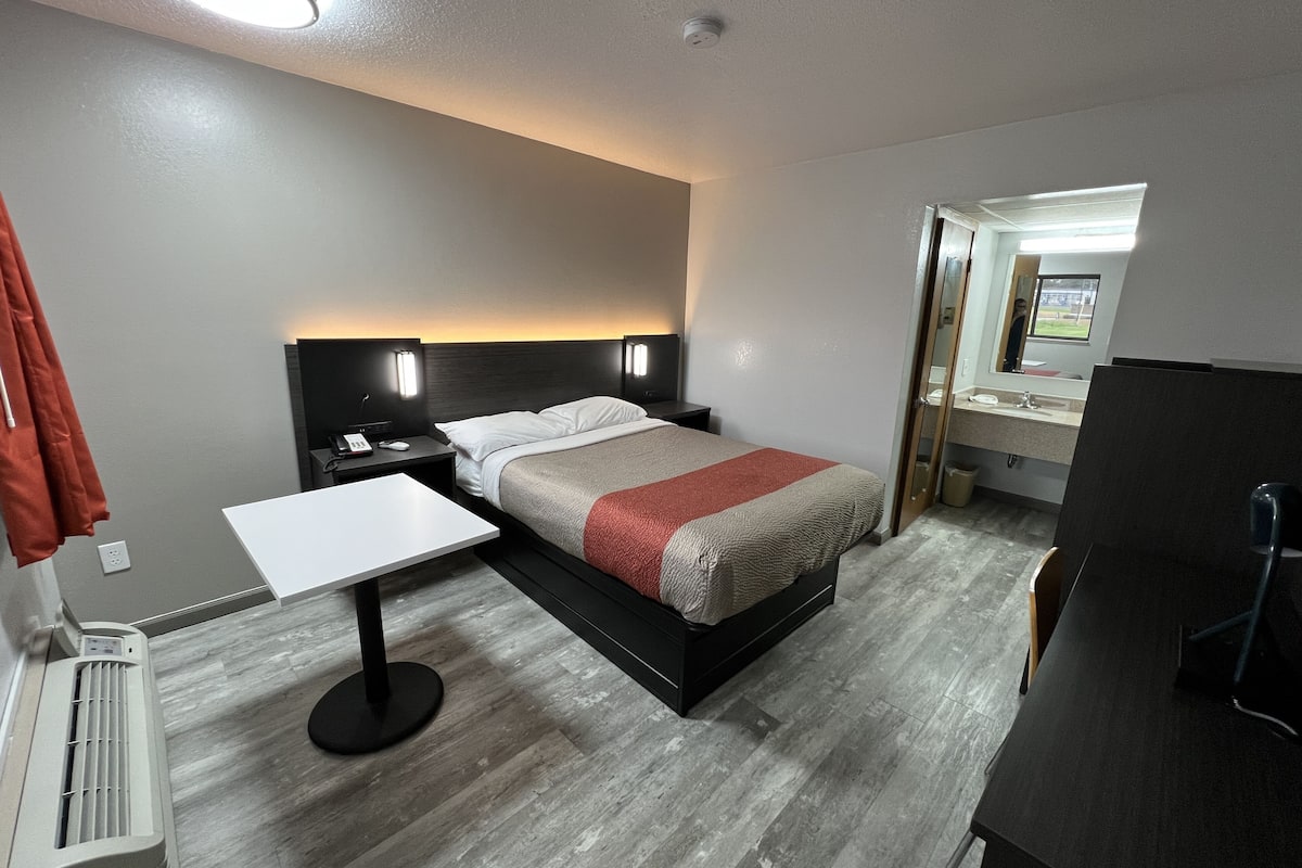 Blackout curtains, free WiFi, bed sheets