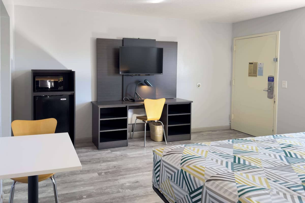 Blackout drapes, free WiFi, bed sheets