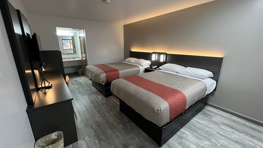 Motel 6 Dyersburg, TN