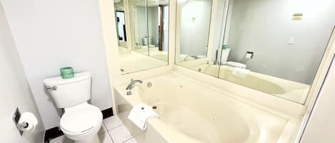 Duschwanne, kostenlose Toilettenartikel, Handtücher