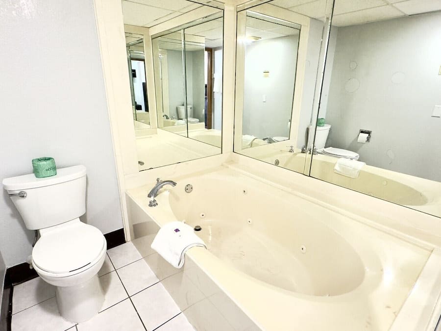 Combined shower/tub, free toiletries, towels
