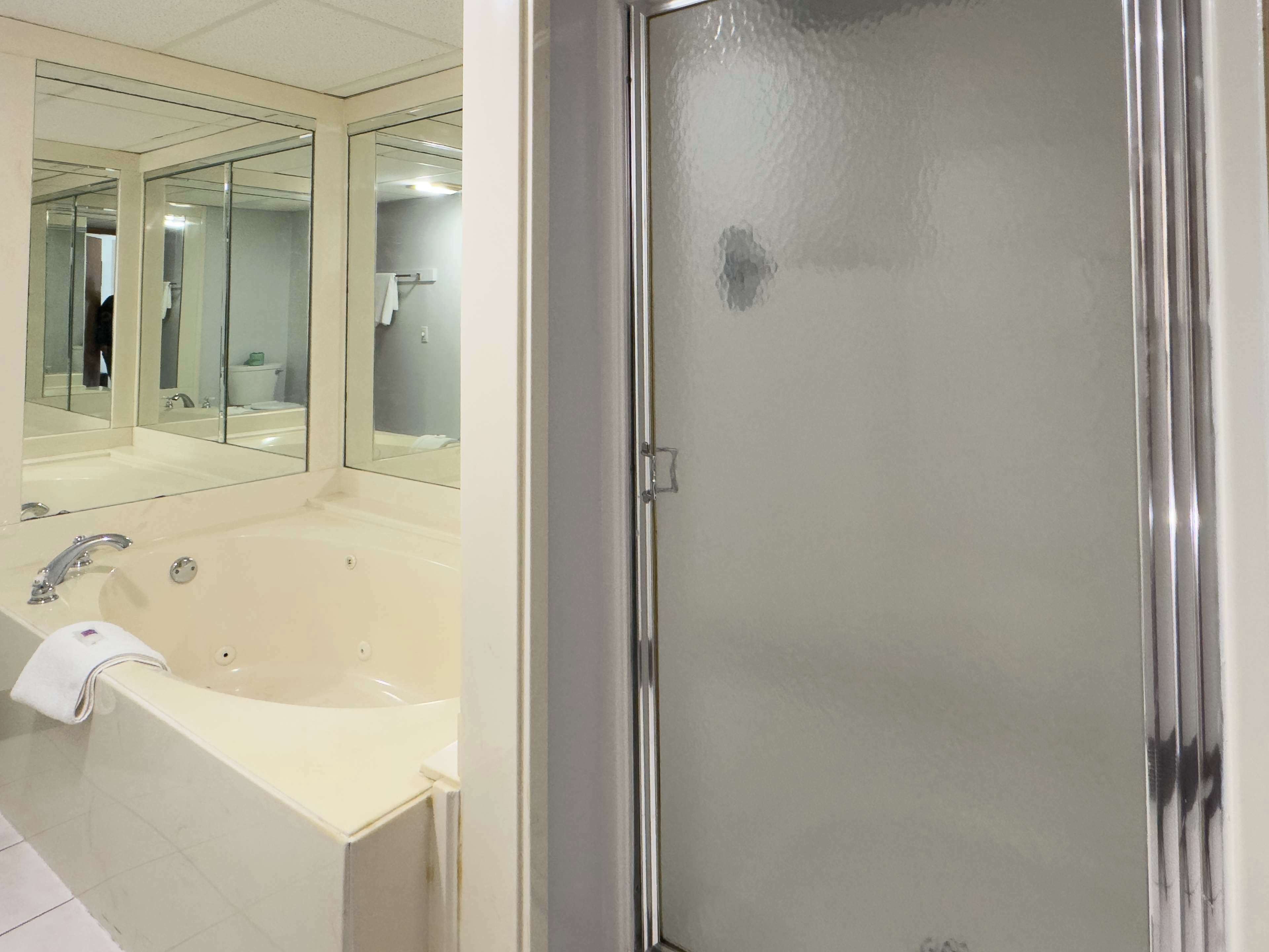 Ensemble douche/baignoire, articles de toilette gratuits