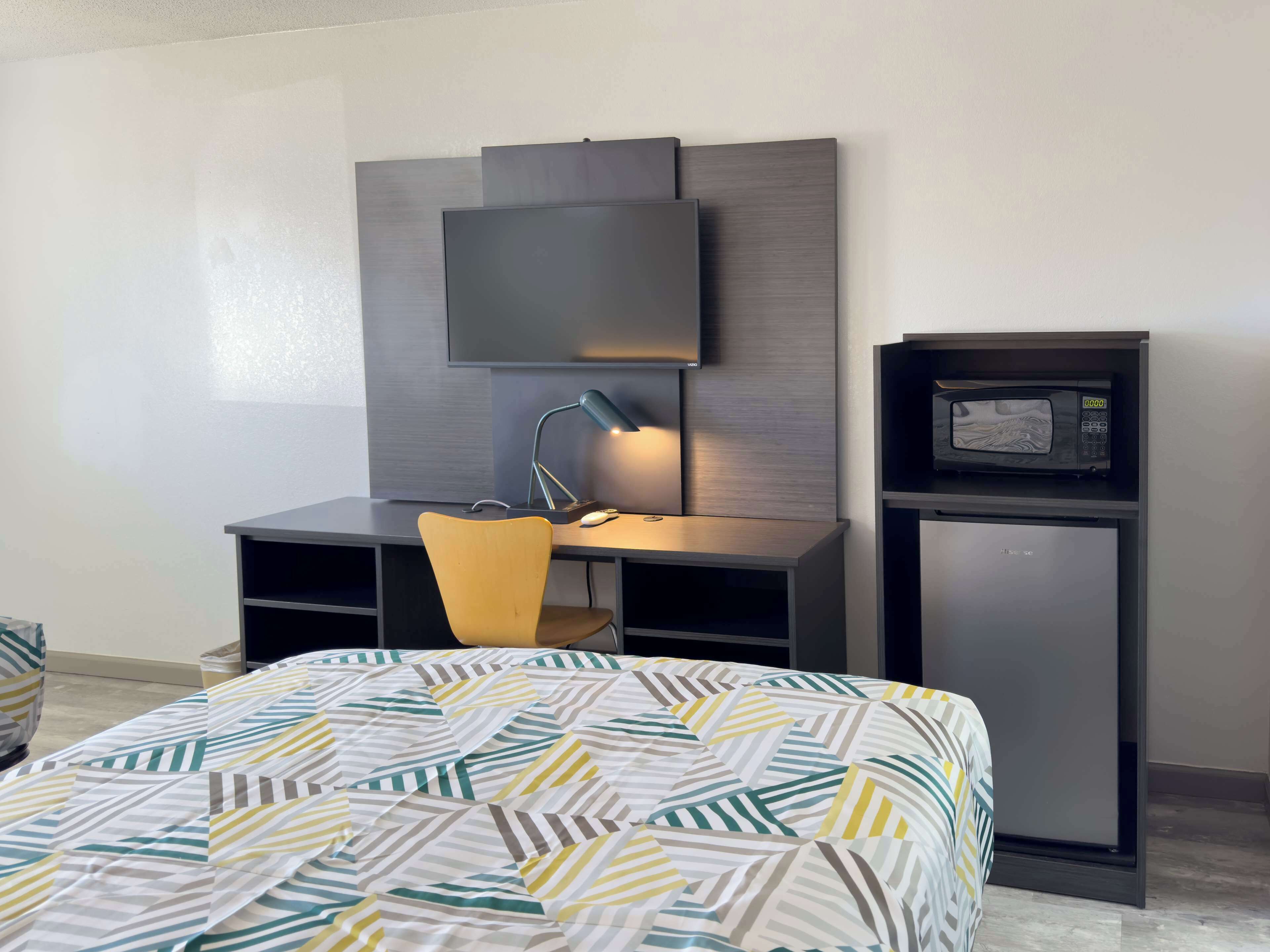 Blackout drapes, free WiFi, bed sheets