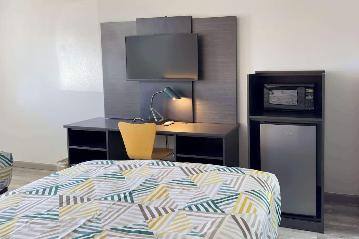 Blackout drapes, free WiFi, bed sheets